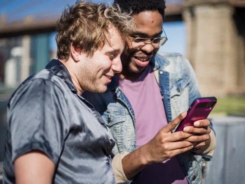 Rüyada Arkadaşın Takım Elbise Giydi: Gizli Mesaj Ne?
