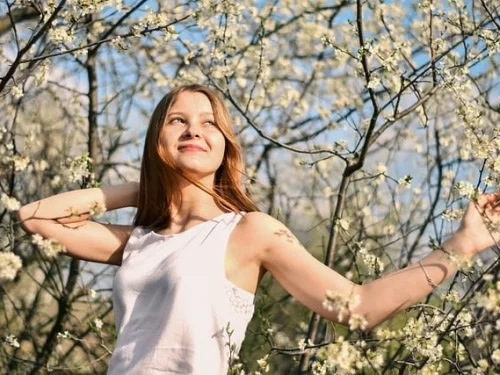 Rüyada Mor Elbiseli Kadın: Gizemli Bir Mesajın İşareti